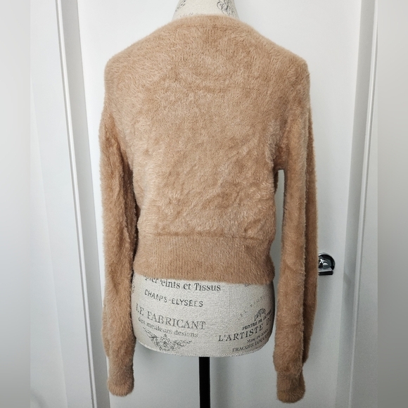 Aritzia crop kitten sweater - Picture 5 of 11
